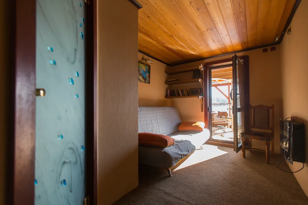 Дом на воде Nevo у берега Крестовского острова