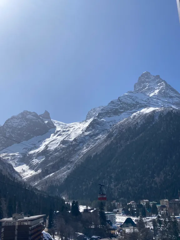 Евротрешка в самом центре с видом на канатку и горы