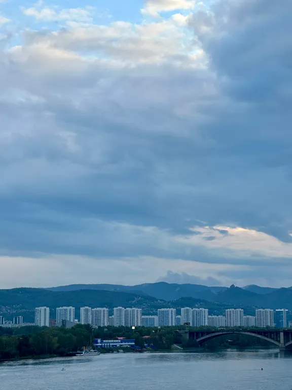 Большая комфортабельная квартира на Набережной Енисея