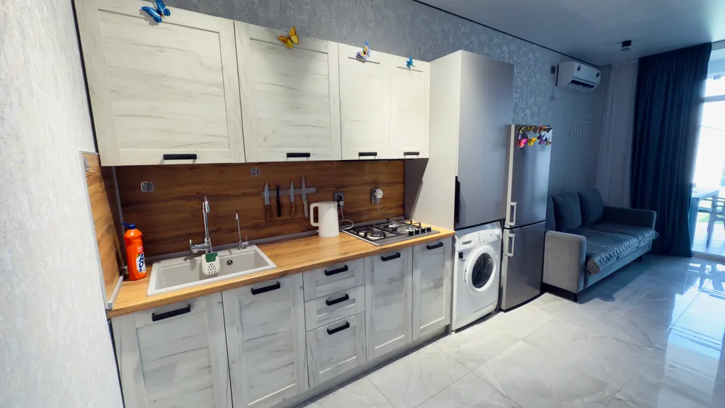 Шикарный дом с бассейном на берегу