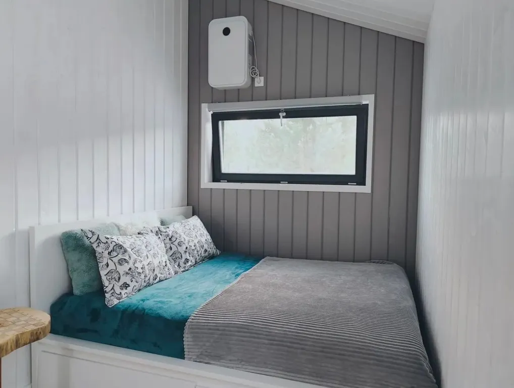 Современный уютный домик с камином на берегу реки Оки