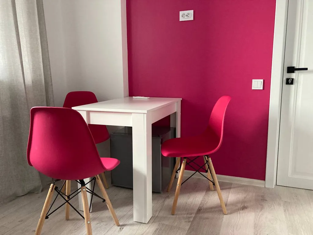 Улучшенный четырёхместный номер с балконом и видом на горы