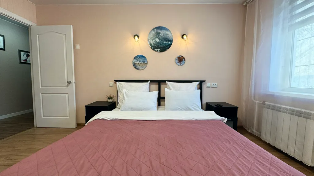 Двухкомнатная квартира с раздельными комнатами рядом с Норд Ареной