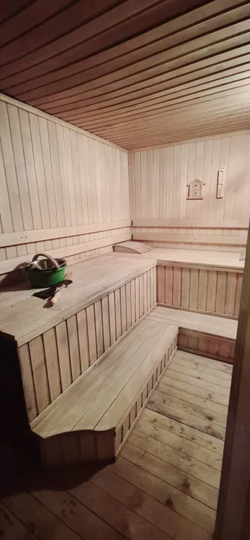 Дом у пруда