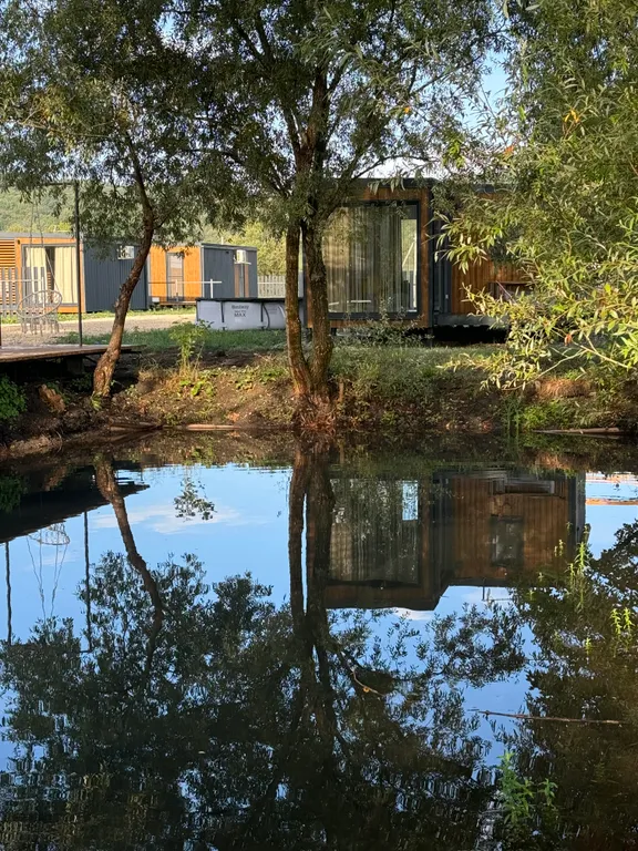 Дом возле озера с 2 террасами и отдельной спальней