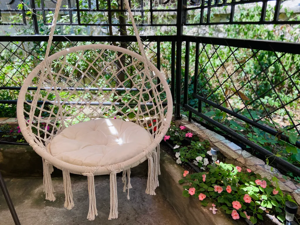 Светлая студия с двориком и парковкой