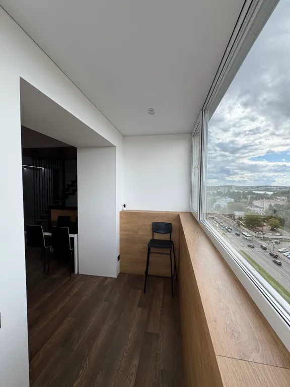 Стильная двухуровневая студия с захватывающим видом на город