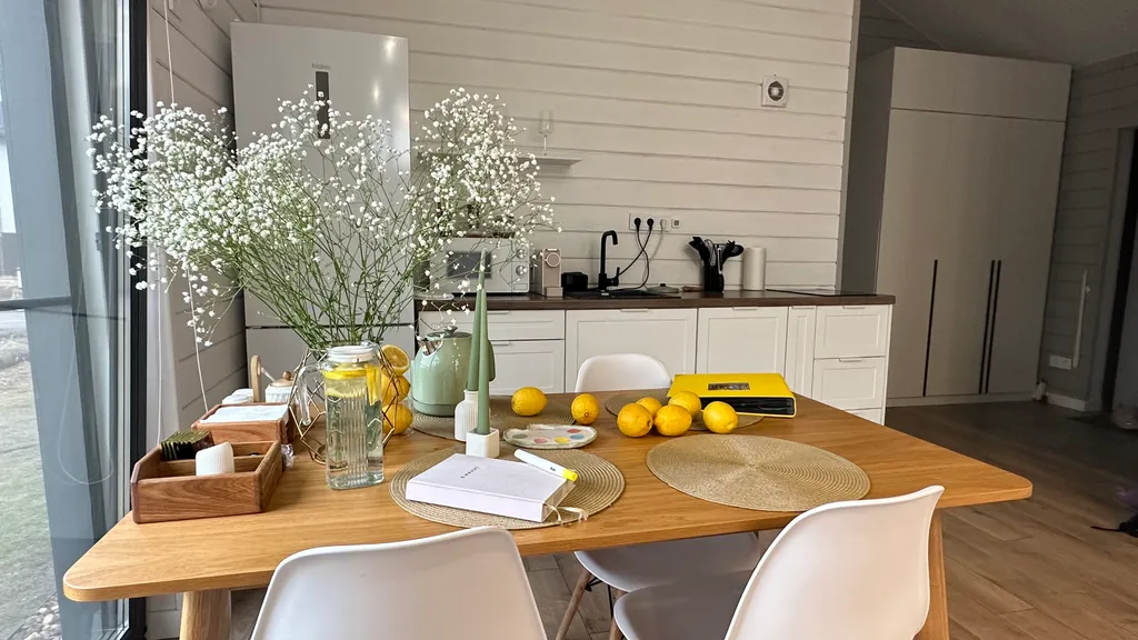 Дом с мольбертом