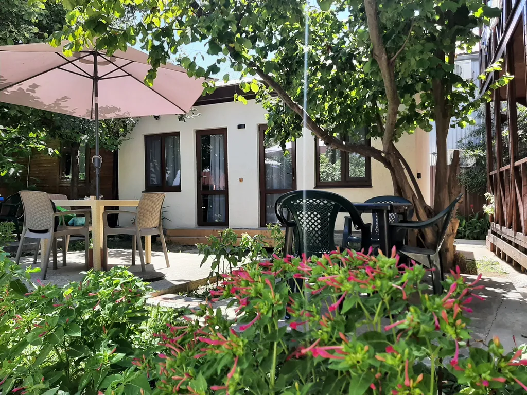 Уютный номер в новом домике в саду справа