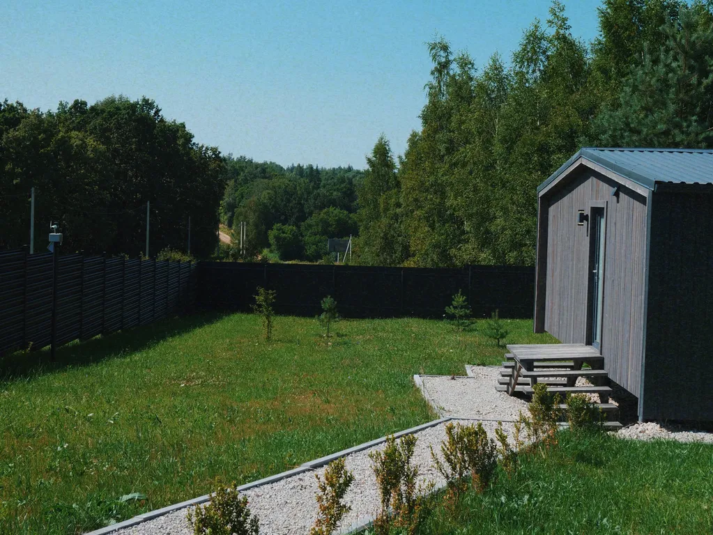 Современный уютный дом с видом на лес