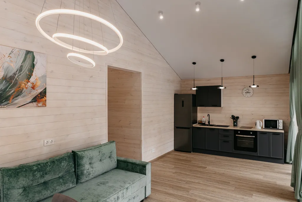 Дом с панорамными окнами и террасой в окружении леса