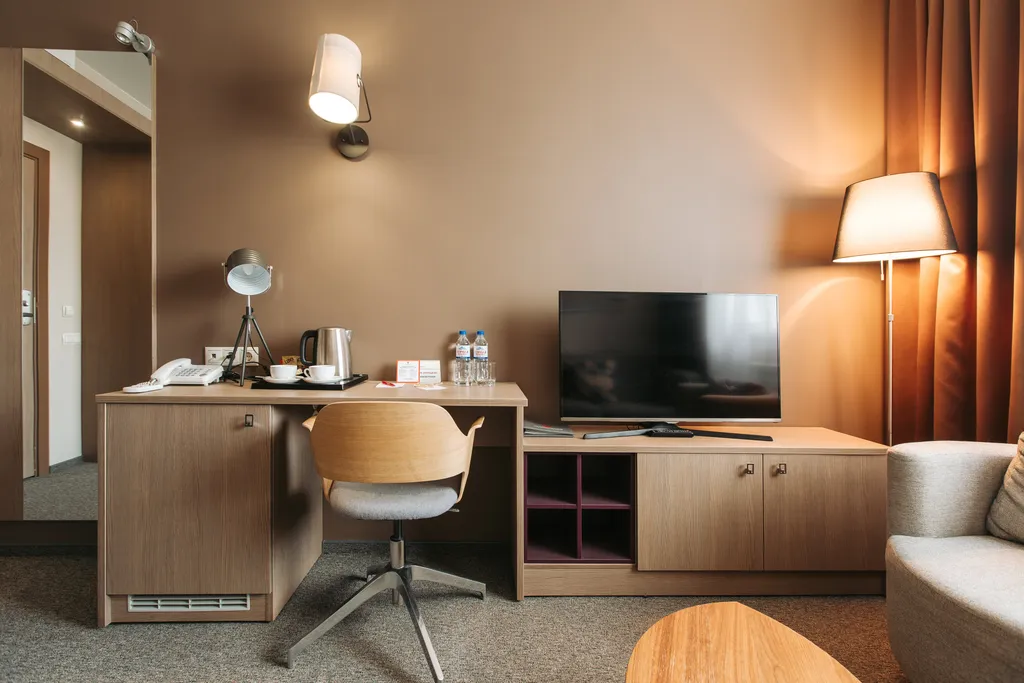 Номер люкс с двуспальной кроватью и диваном