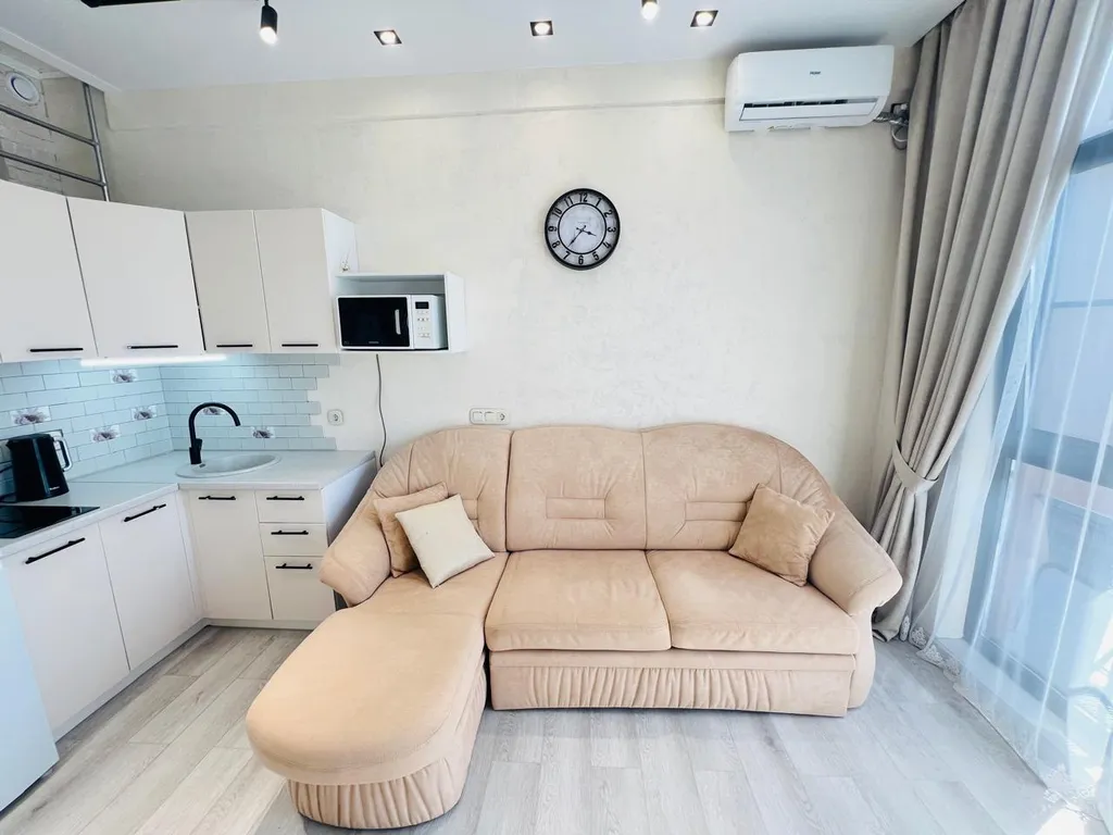 Двухуровневая студия с балконом и видом на бассейн