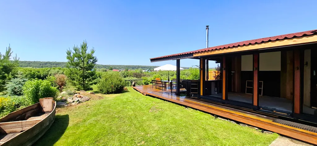 Дом с кораблем на берегу реки