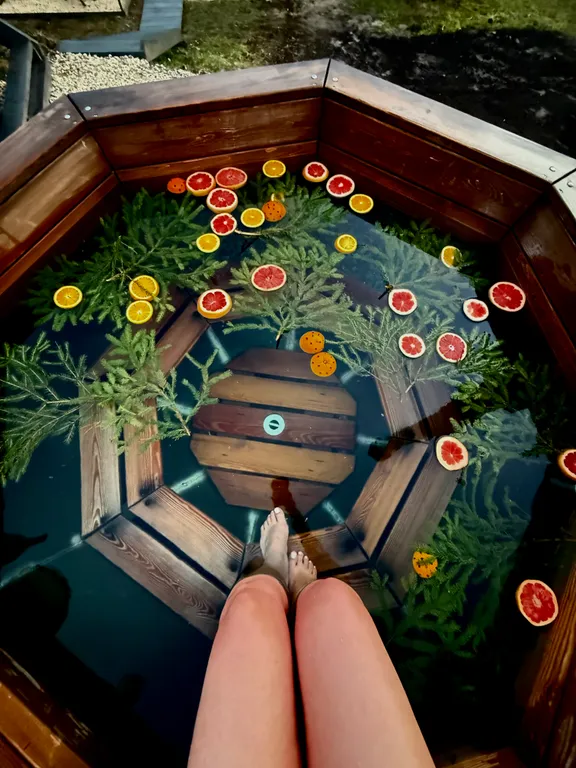 Загородный дом с чаном и панорамным видом на озеро