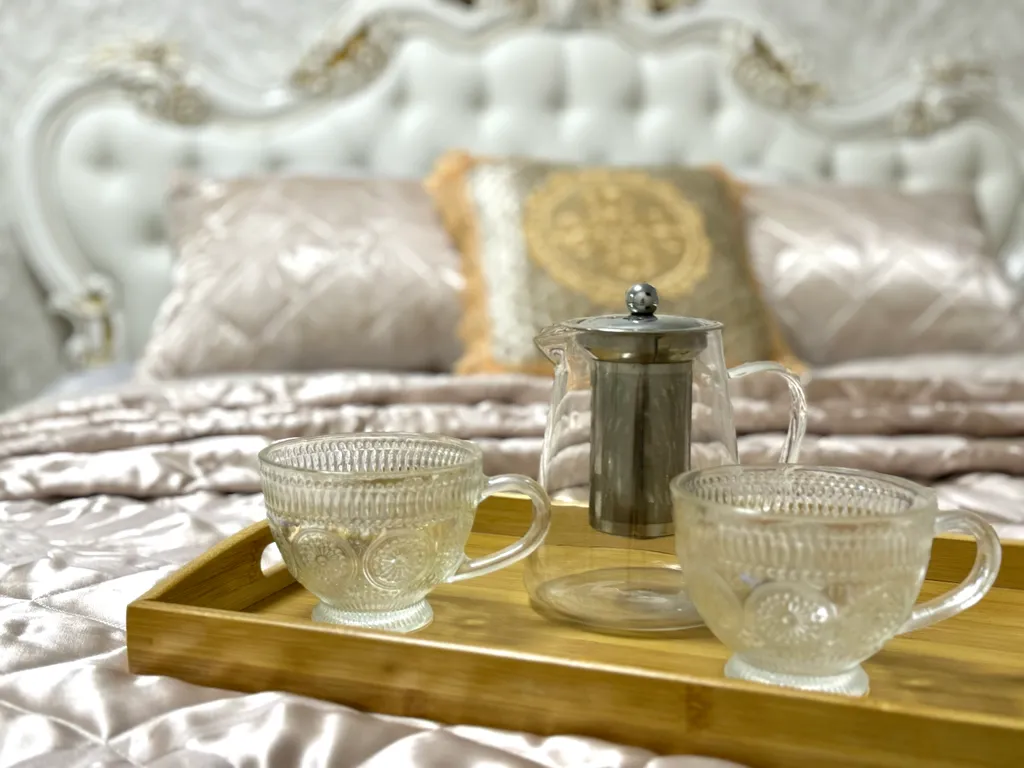 Апартаменты в античном стиле, с джакузи и красивым видом из окна