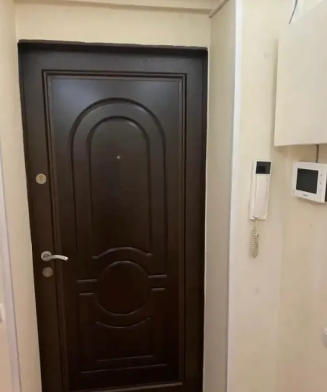 Самый центр, у театра с видом на парк