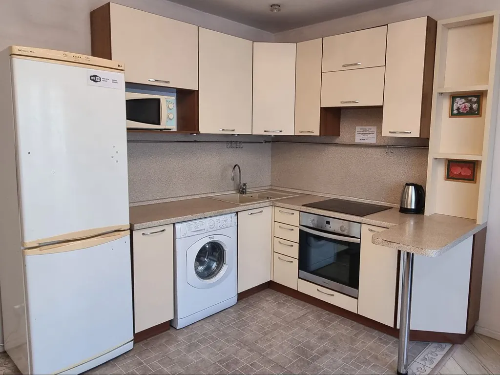 Евро трехкомнатная квартира возле Онкологического диспансера