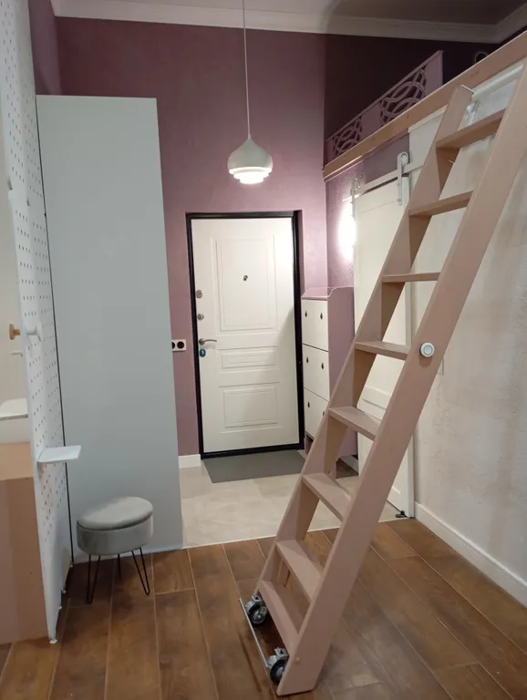 Уютная студия с высокими потолками