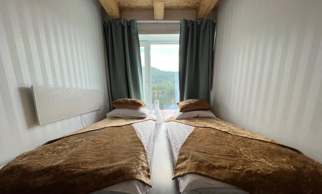 Дом америка на берегу телецкого озера