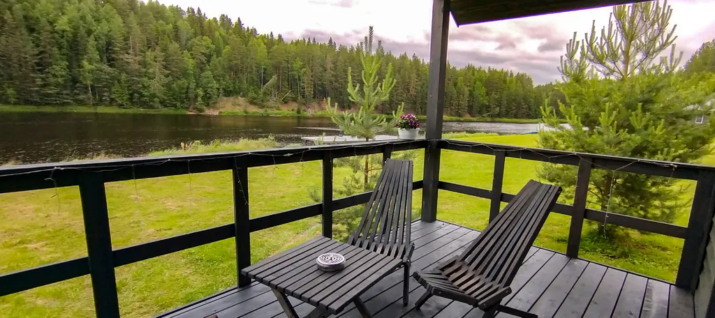 Просторный дом на берегу реки