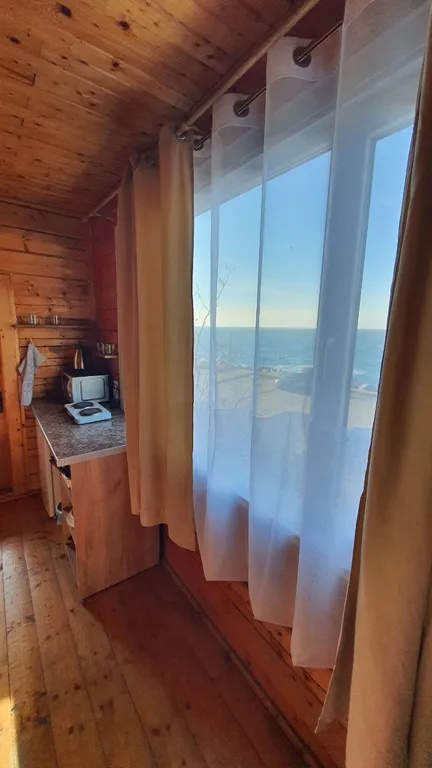 В доме на берегу моря отдельный этаж,  30 метров от моря