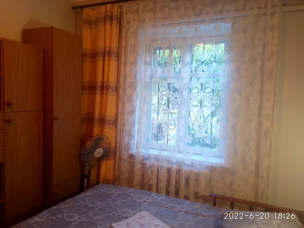 Комната с видом на осенний двор и сад