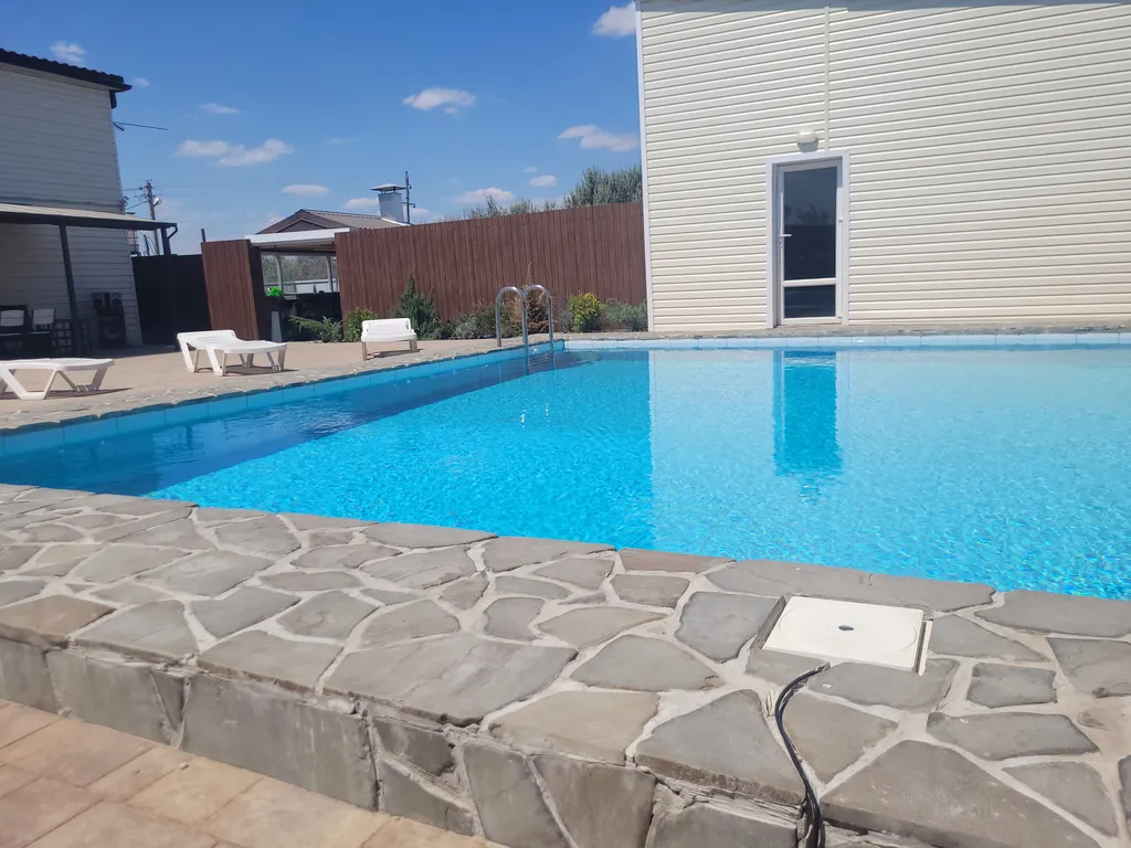 Дом на пляже озера