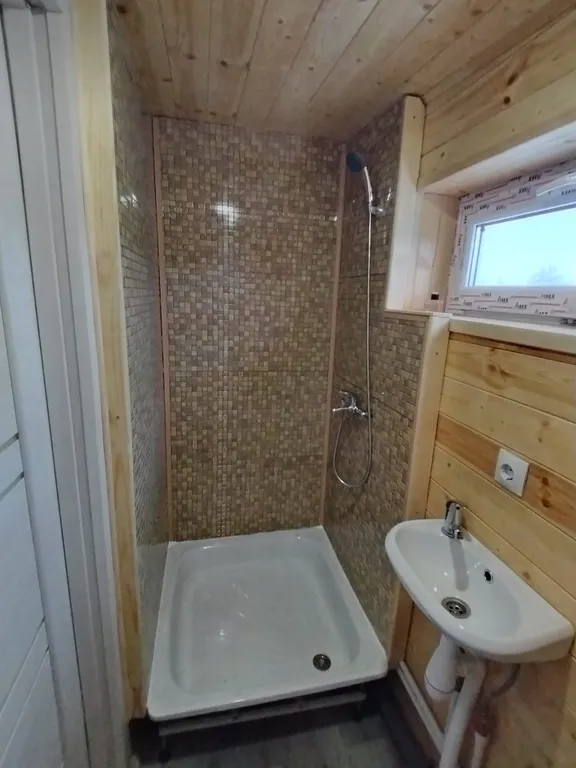 Дом с мангалом и окнами в лес