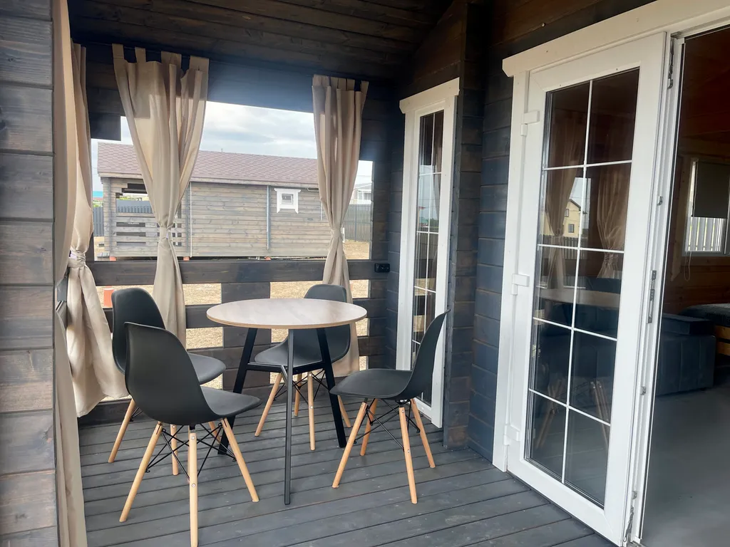 Новый деревянный домик у моря