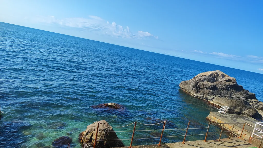 Эллинг на берегу моря