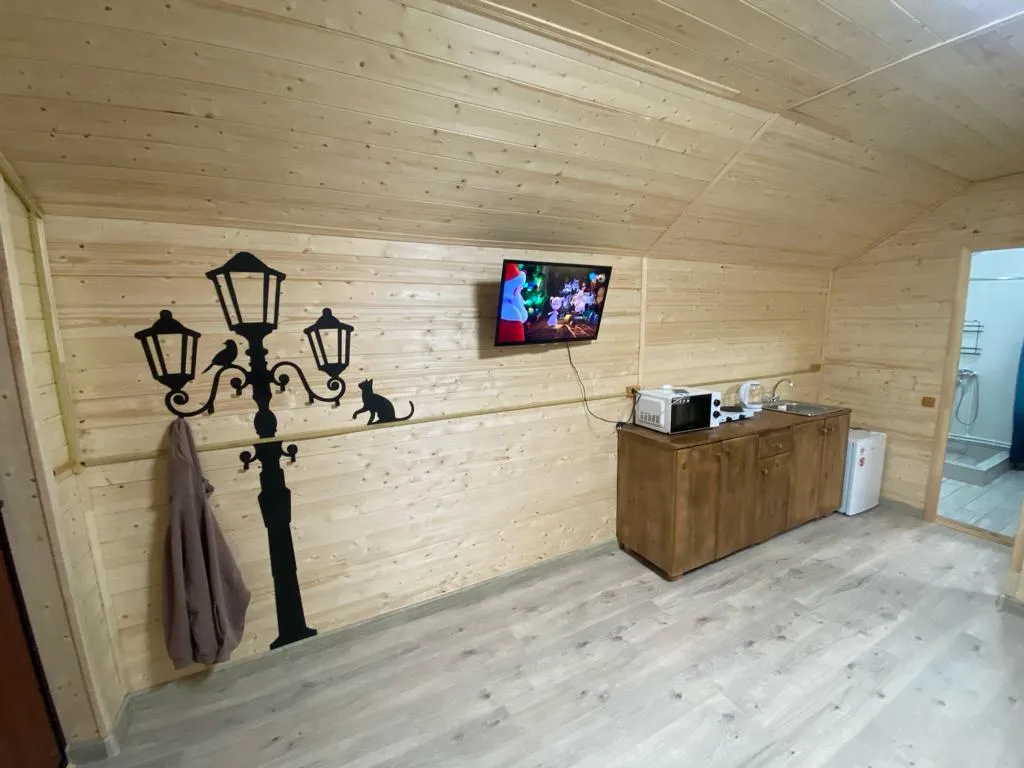 Уютный деревянный дом с великолепным видом на лес и горы