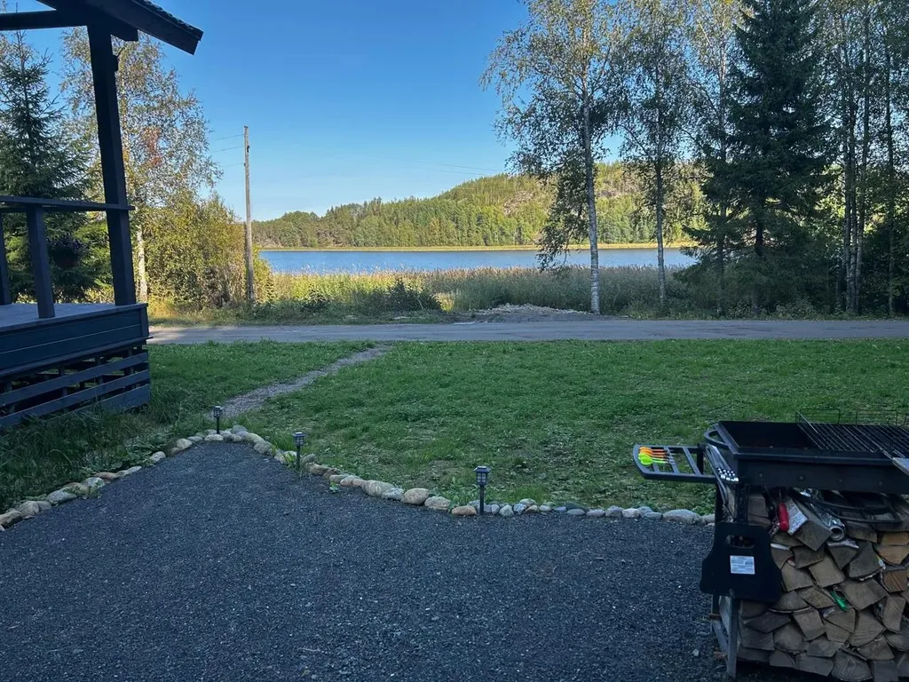 Тихий домик у леса и озера