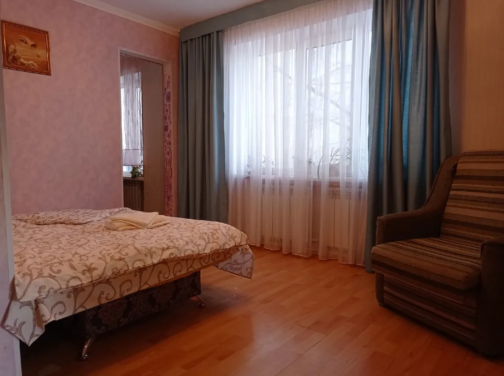 Небольшая, очень светлая и летом с приятной прохладой квартира