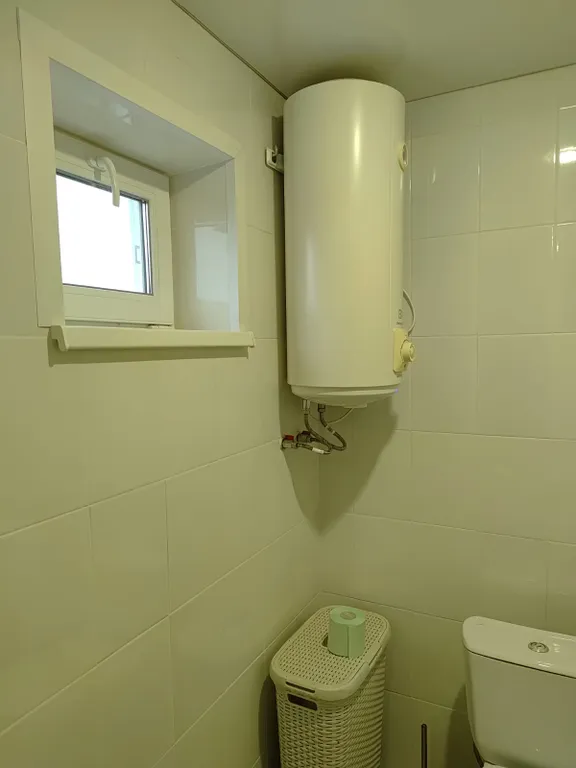 Дом с баней и пирсом на берегу пруда