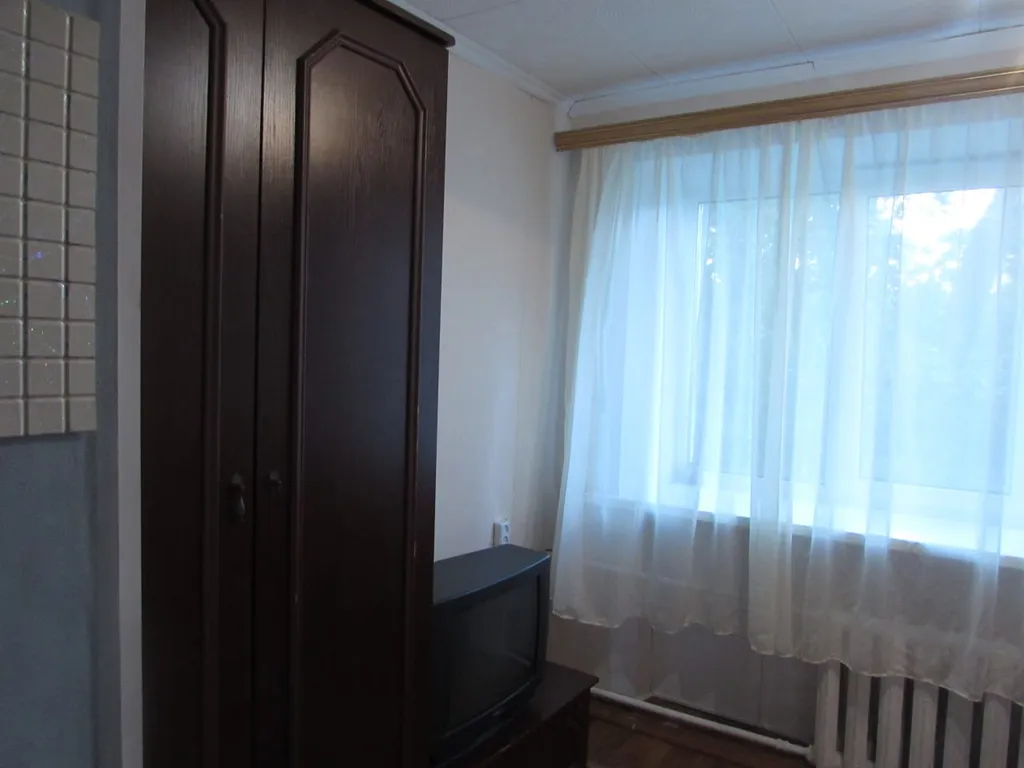 Удобная комната с кухней-прихожей, сан. Узлом, с входной железной дверь