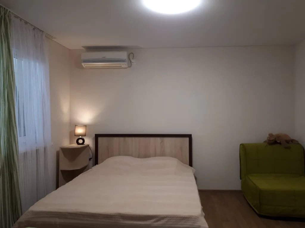 Часть дома с верандой и видом на море, горы и храм