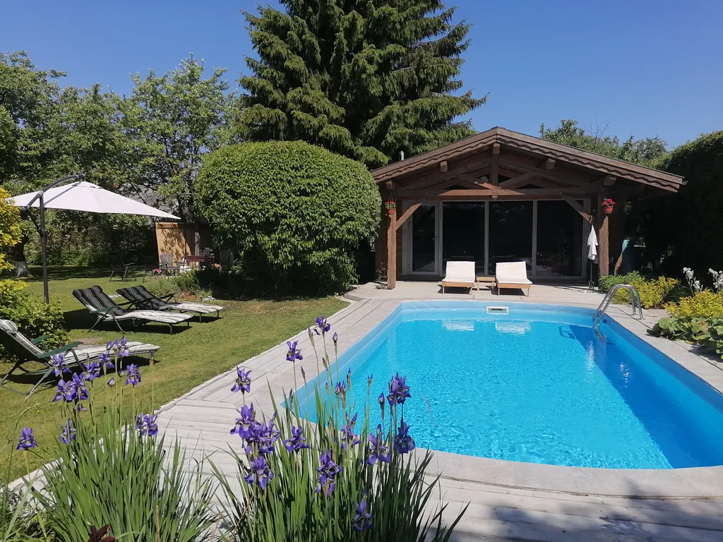 Коттедж Домик в деревне с бассейном — аренда посуточно в Конаково