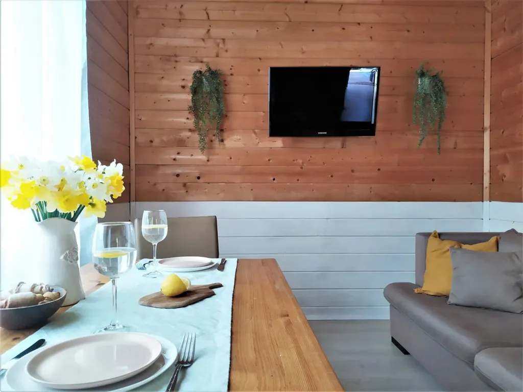 Дом с камином и с большим фруктовым садом