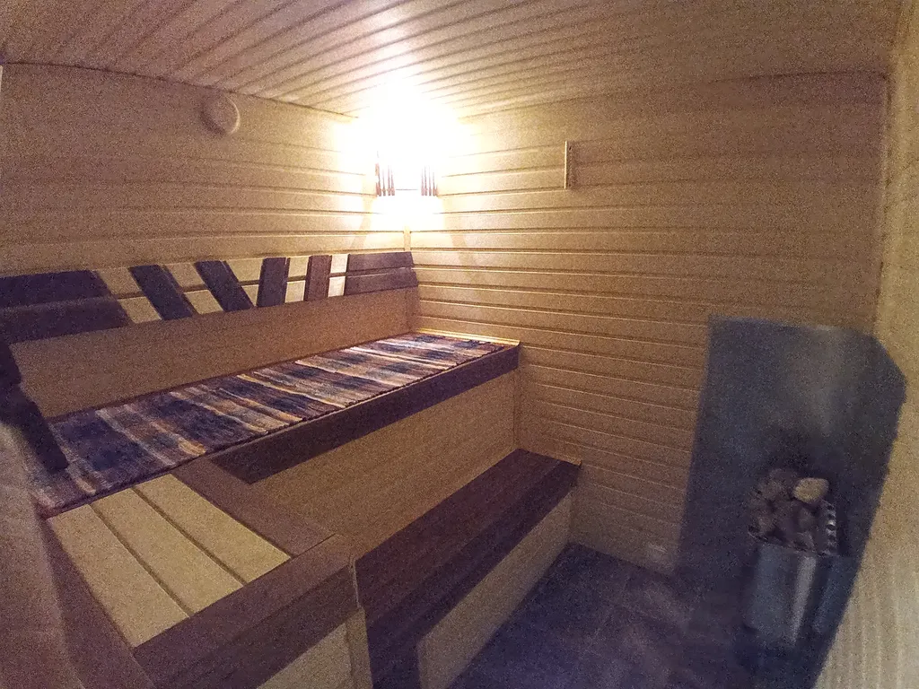 Коттеджи на берегу озера в парке