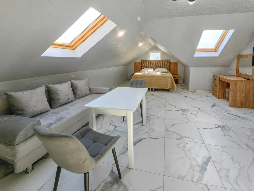 Мансардная студия с частичным видом на горы