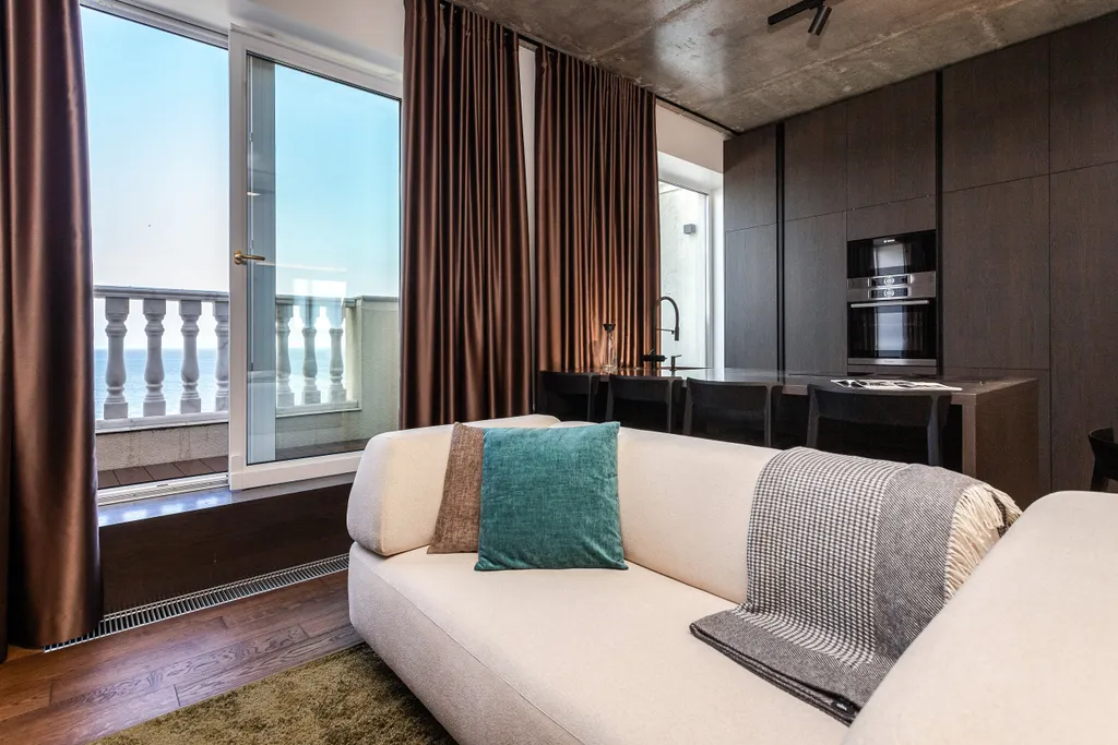 Квартира на первой береговой линии с видом на море в стиле лофт