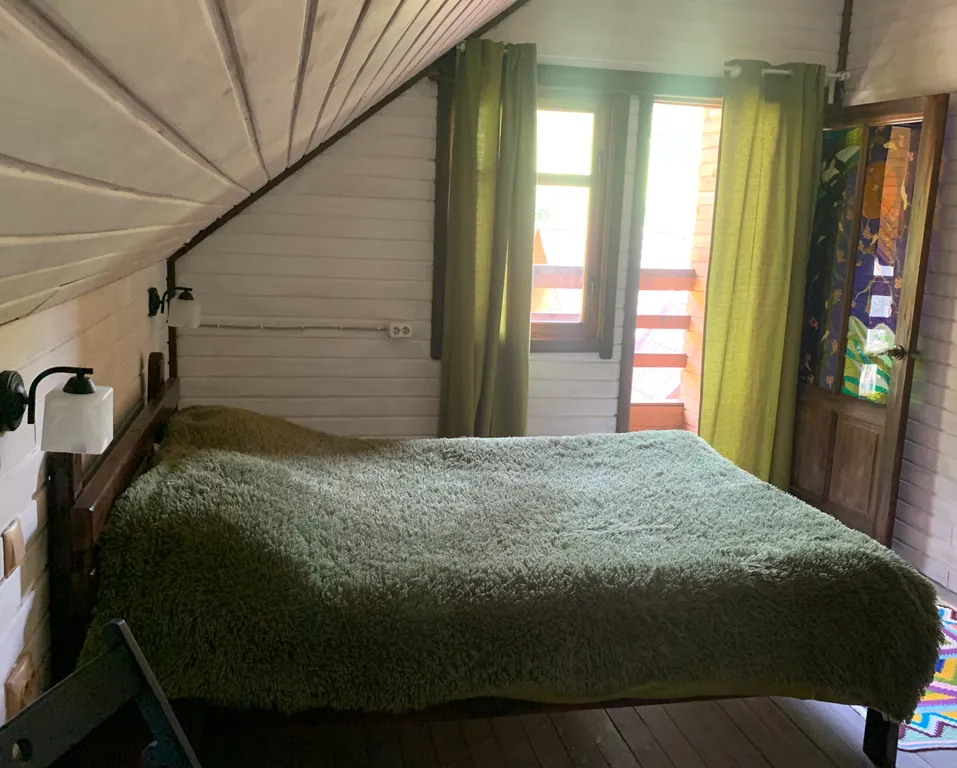 Комната с балконом и видом на горы