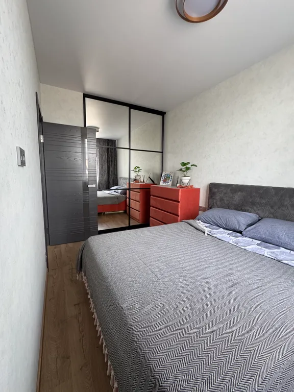 Квартира с большой кухней-гостиной и уютной изолированной спальней