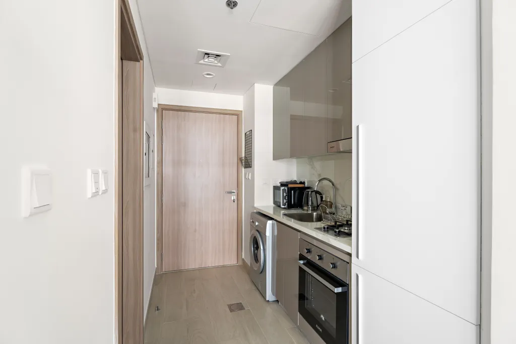 Уютная студия с балконом в Azizi Riviera