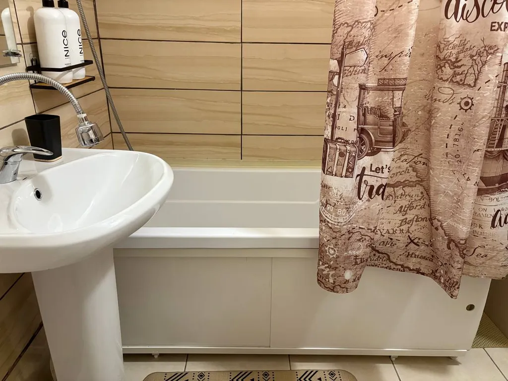 Квартира напротив Ледового дворца и областной больницы .