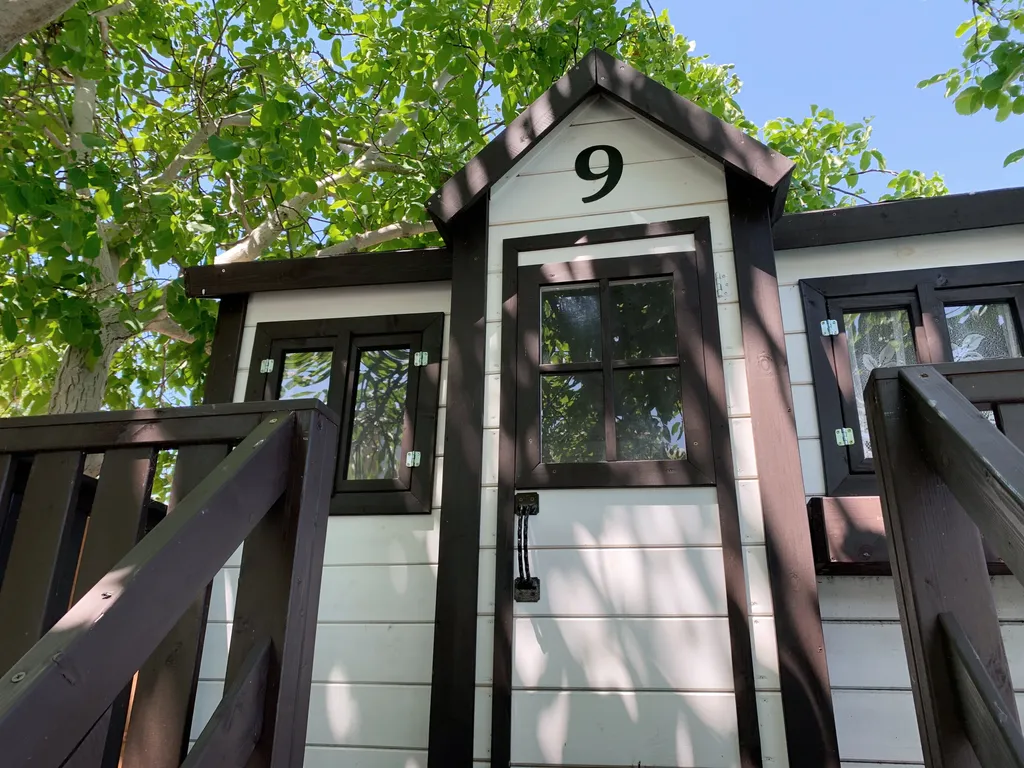 Коттедж Добротный кирпичный дом со своим двором в усадьбе Можжевеловый дворик — Айвовое