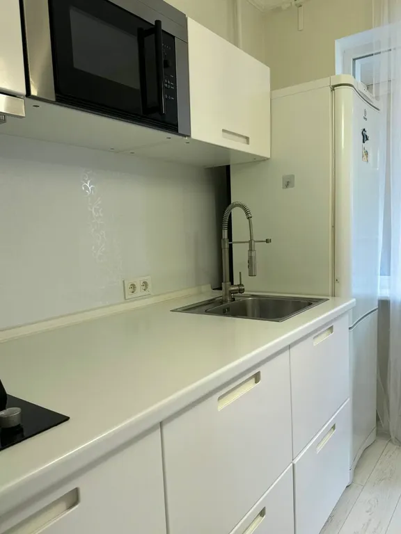 Две изолированные спальни с видом на горы в центре Ялты.