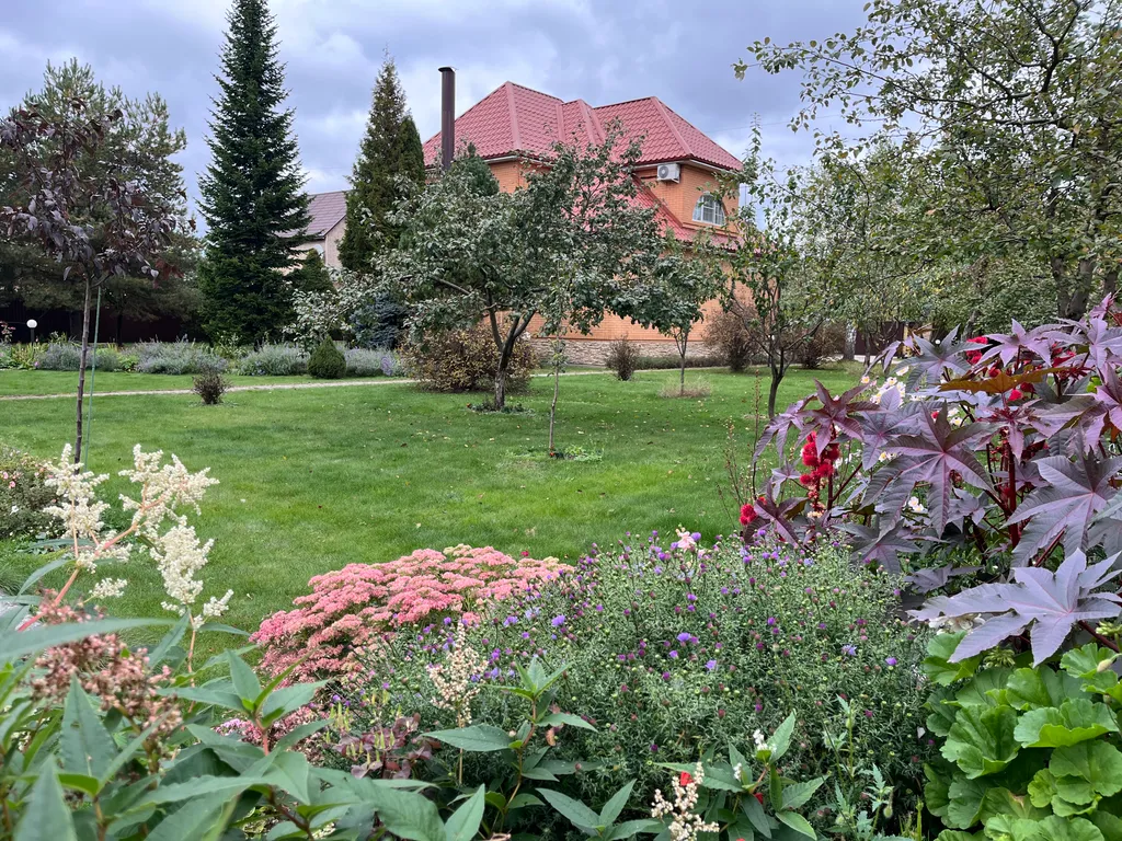 Коттедж в саду