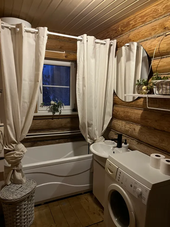 Дом на берегу озера с собственной конюшней